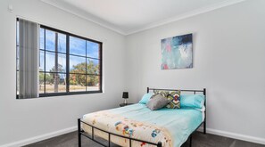 4 室のベッドルーム、アイロン / アイロン台、WiFi (無料)、ベッドシーツ