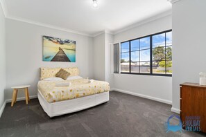 4 عدّة غرف نوم ومكواة/لوح كي وواي فاي مجانًا وملاءات أسرّة