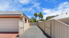 المنطقة المحيطة بالمنشأة