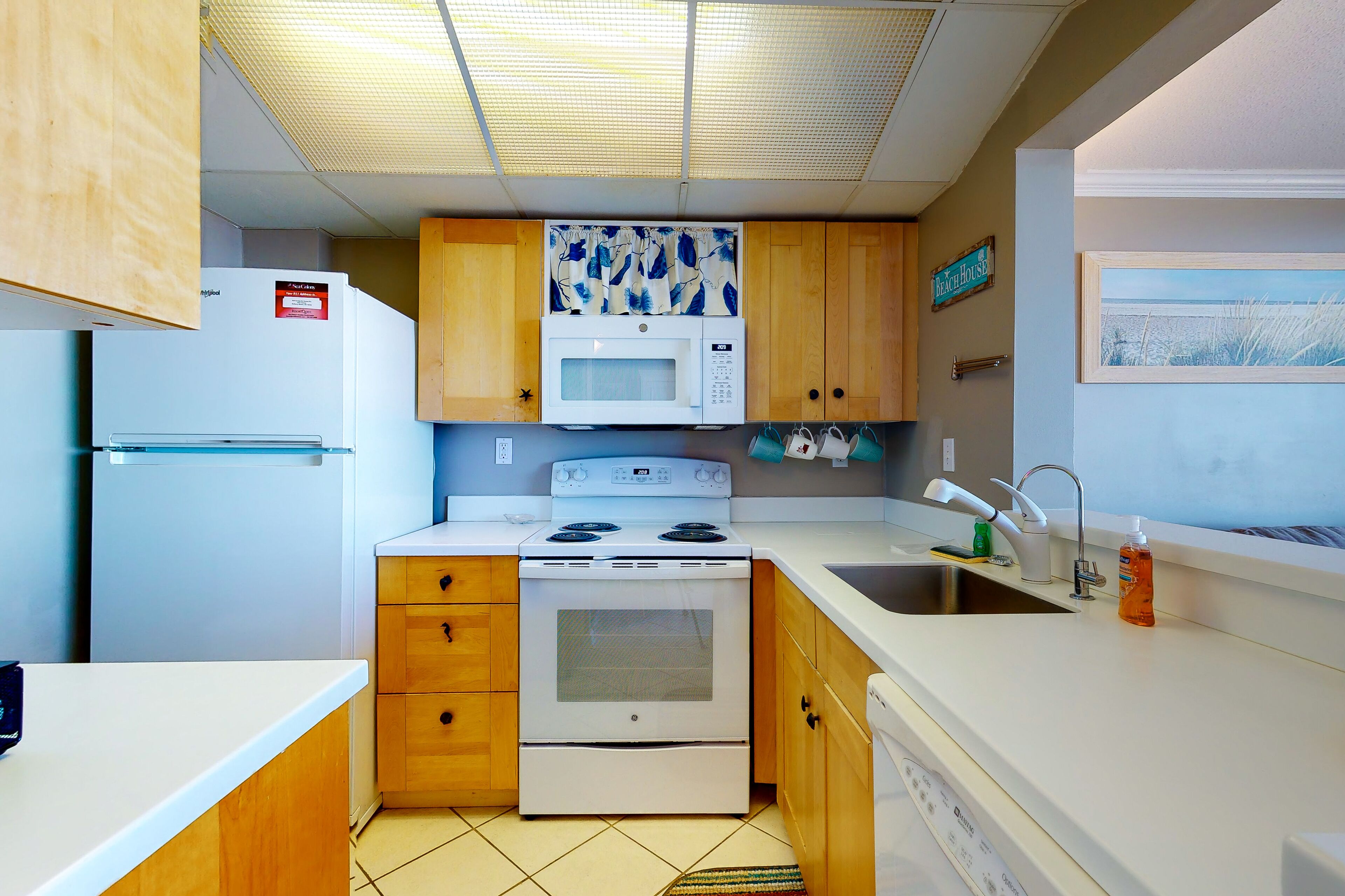 Sea Colony 8th Floor Condo w/ Shared Gas Grill, Gym, & balcony with ocean view!