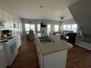 Geladeira, micro-ondas, fogão, cooktop