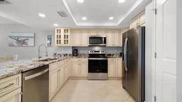 Jääkaappi, mikroaaltouuni, uuni, liesi