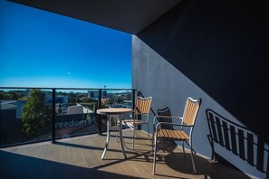 Outdoor dining - Stylish 3 bedroom apartment in Windsor, Brisbane (Windsor)
