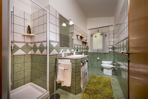 Douche, sèche-cheveux, serviettes fournies