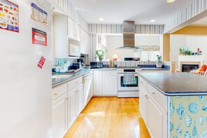 Fridge, microwave, oven, stovetop - Sea Colony Tennis townhouse with basketball court, gym, & tennis court (Bethany Beach)