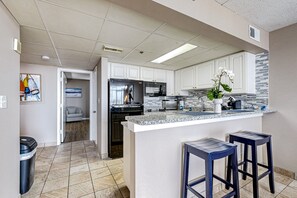 Fridge, microwave, stovetop, dishwasher - Beachfront resort with indoor/outdoor pools, lazy river, hot tub, gym (Myrtle Beach)