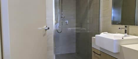 Ducha, secador de pelo y toallas