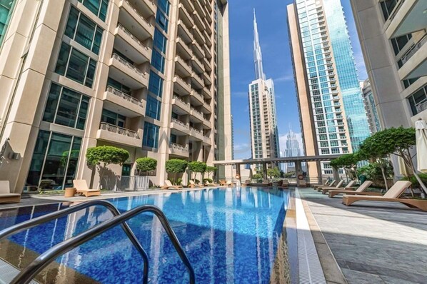 Outdoor pool - HiGuests - Boulevard Central Tower (Dubai)