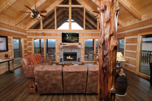 Älytelevisio, takka, pöytäjalkapallopöytä