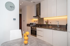 Appartement Confort | Cuisine privée | Bouilloire électrique, chaise haute