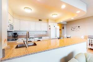 Frigorifero, microonde, forno, piano cottura