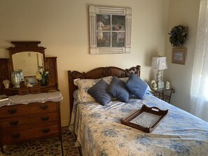 Deluxe Room | Premium bedding, down comforters, pillowtop beds, individually decorated