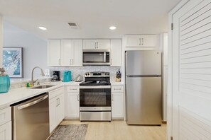 ثلاجة، ميكروويف، فرن، موقد طهي مسطح