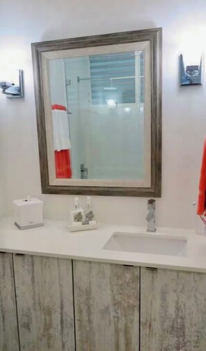 Een douche, een haardroger, handdoeken, zeep