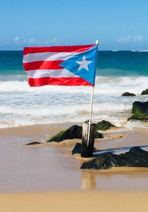 Aan het strand, ligstoelen aan het strand, strandlakens