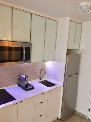 Een koelkast, een magnetron, een kookplaat