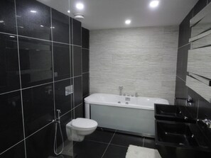 Deluxe appartement, 3 slaapkamers, uitzicht op zee | Badkamer | Handdoeken, zeep, shampoo, toiletpapier