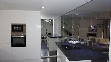 Apartemen Deluks, 3 kamar tidur, pemandangan laut | Dapur pribadi | Lemari es, microwave, oven, dan kompor