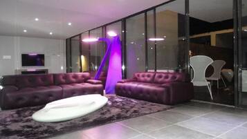 Deluxe Apartment, 3 Bedrooms, Sea View | Living area