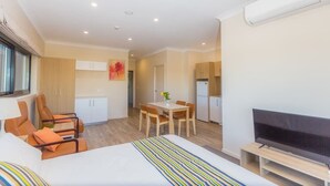 Een strijkplank/strijkijzer, gratis wifi, beddengoed