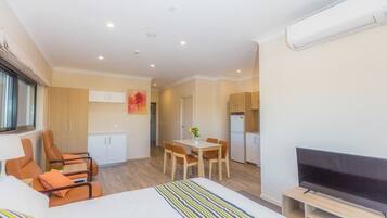 Iron/ironing board, free WiFi, bed sheets