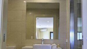 Een douche, een haardroger, handdoeken