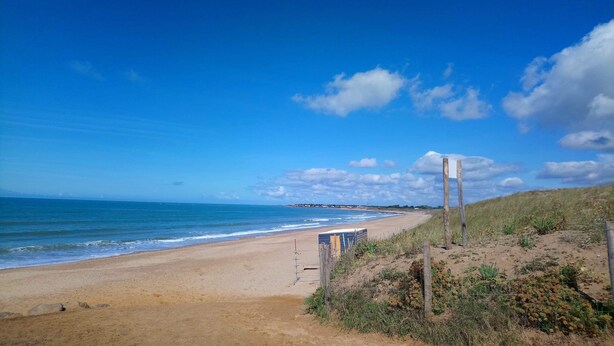 A beach with a clear sky, a sandy shore, and a signpost. - Rental with heated swimming pool 800m from the sea  (Brem-sur-Mer)