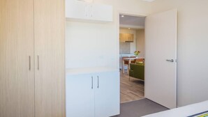 TV - Stylish Top Level King Apartment (Windsor)