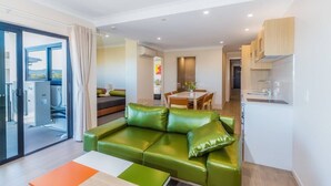 Interior - Stylish Top Level King Apartment (Windsor)