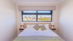 1 bedroom, iron/ironing board, free WiFi, bed sheets - Stylish Top Level King Apartment (Windsor)