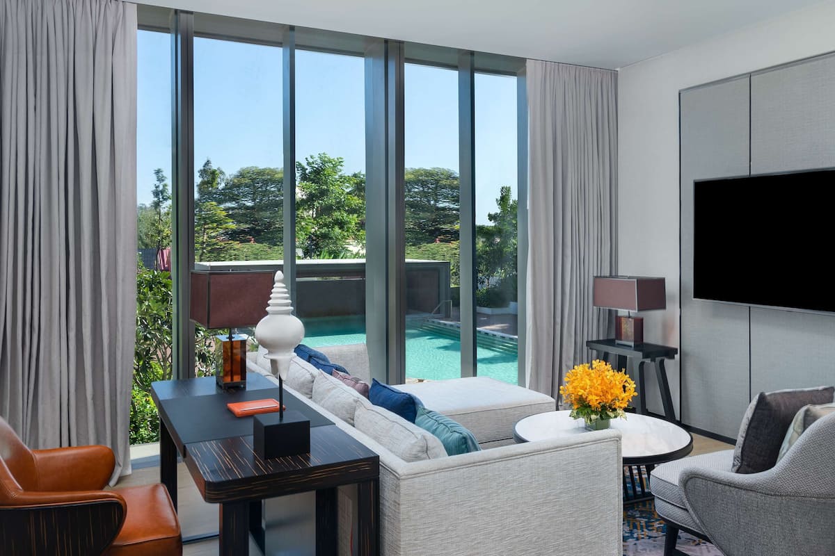 Suite royale, vue sur la piscine | Aire de séjour | Téléviseur connecté de 65 po avec télévision par satellite, téléviseur