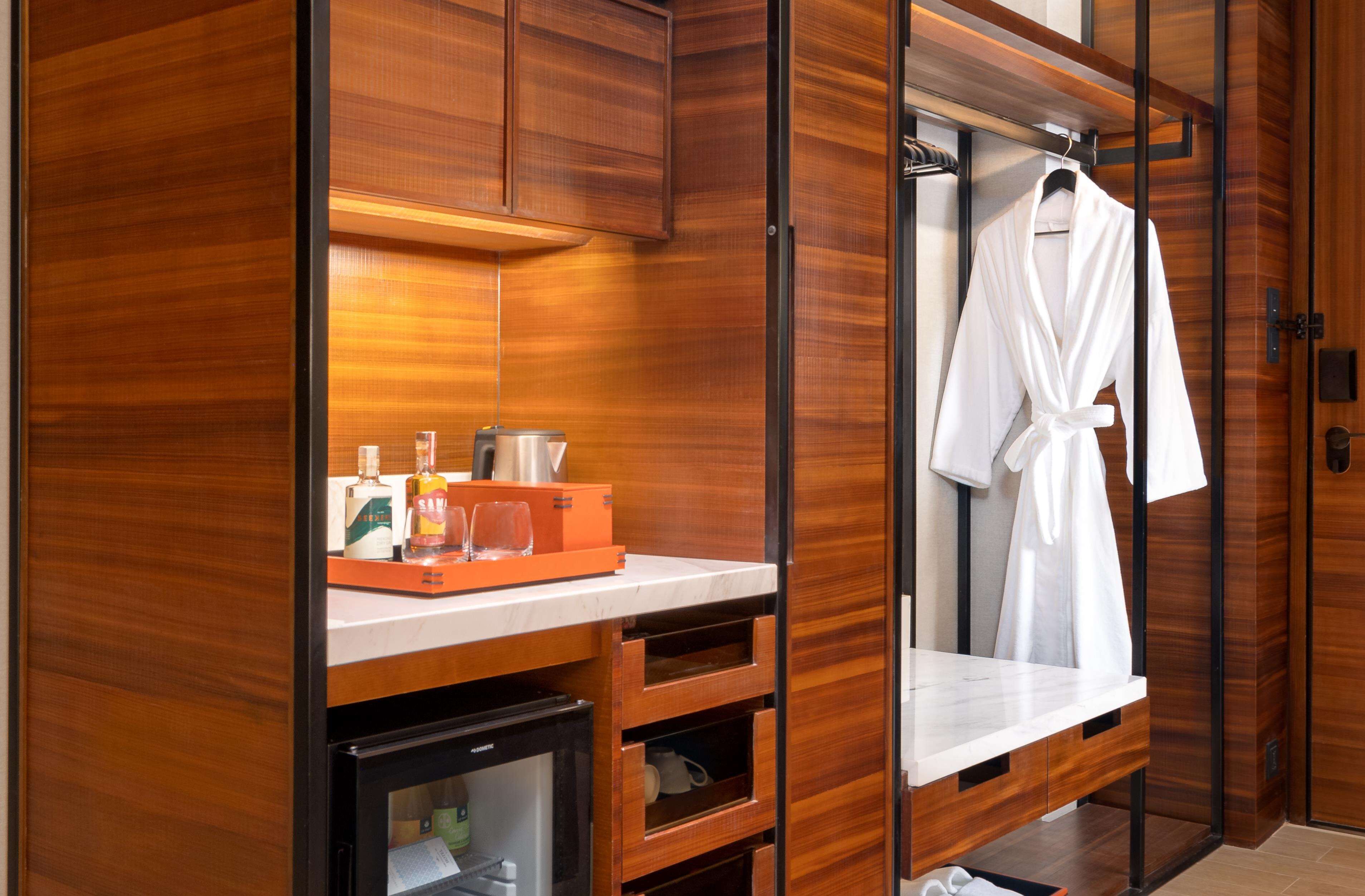 1 bedroom, in-room safe, blackout curtains, soundproofing