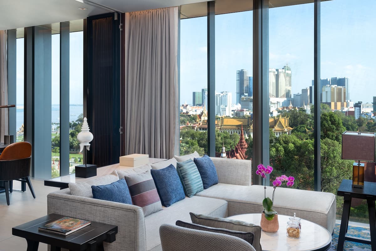 executive suite, 1 king bed | living area | 65-inch smart tv with satellite channels, tv