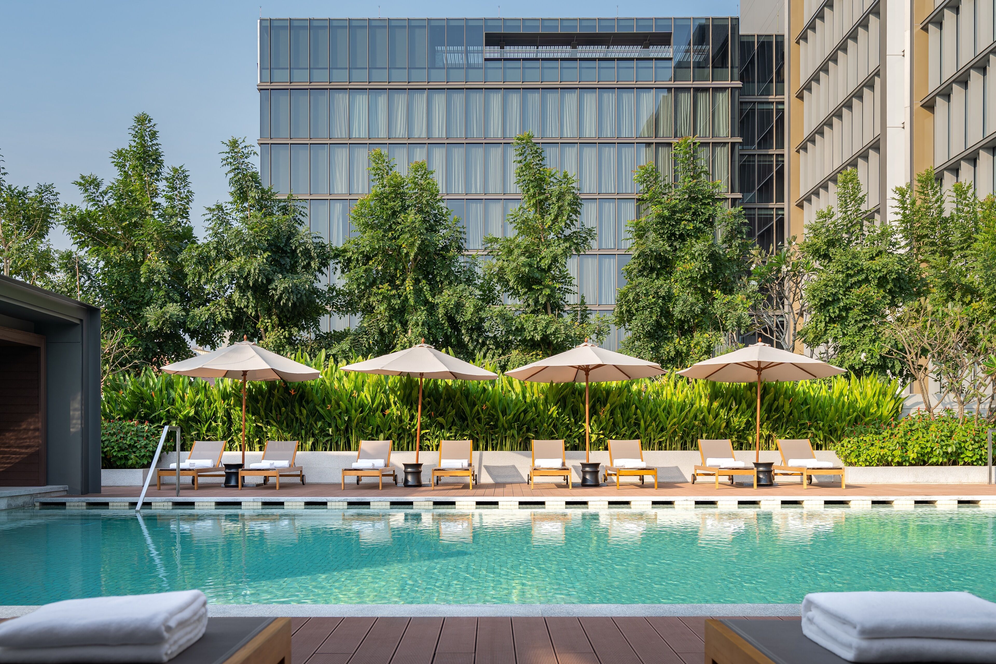 室外游泳池，開放時間為 06:30 至 18:30，提供免費遮陽小屋和泳池遮陽傘