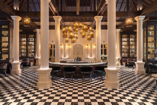 2 bars/lounges, poolside bar - Hyatt Regency Phnom Penh (Phnom Penh)