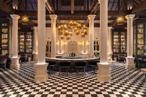 2 bares, bar junto a la piscina