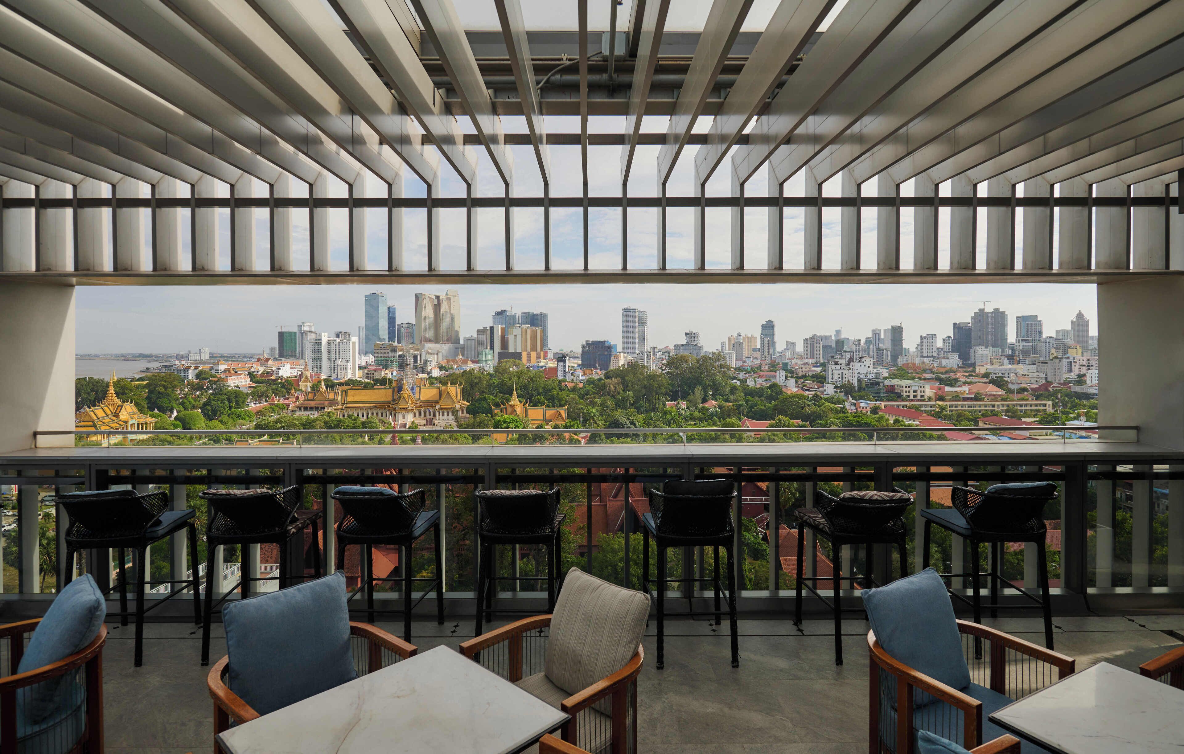 Phục vụ bữa tối, món ăn mang phong cách quốc tế