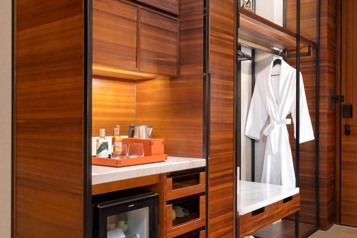 1 bedroom, in-room safe, blackout curtains, soundproofing