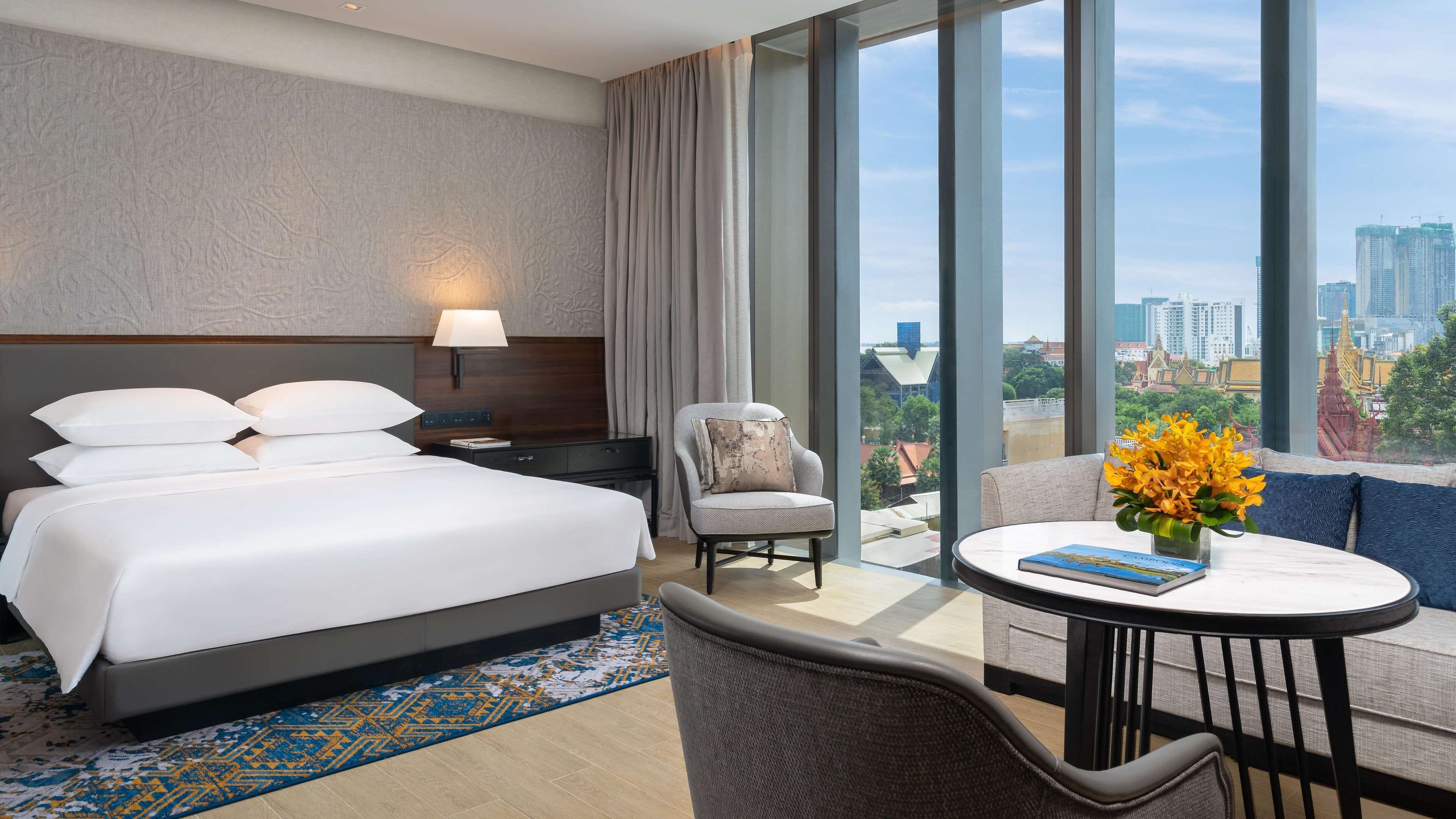 Deluxe Room, 1 King Bed (Palace View) | In-room safe, blackout drapes, soundproofing, iron/ironing board