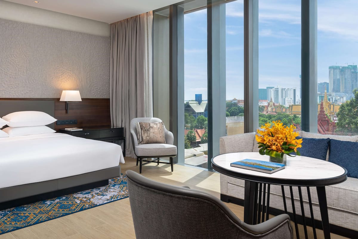 Deluxe Room, 1 King Bed (Palace View) | 1 bedroom, in-room safe, blackout curtains, soundproofing