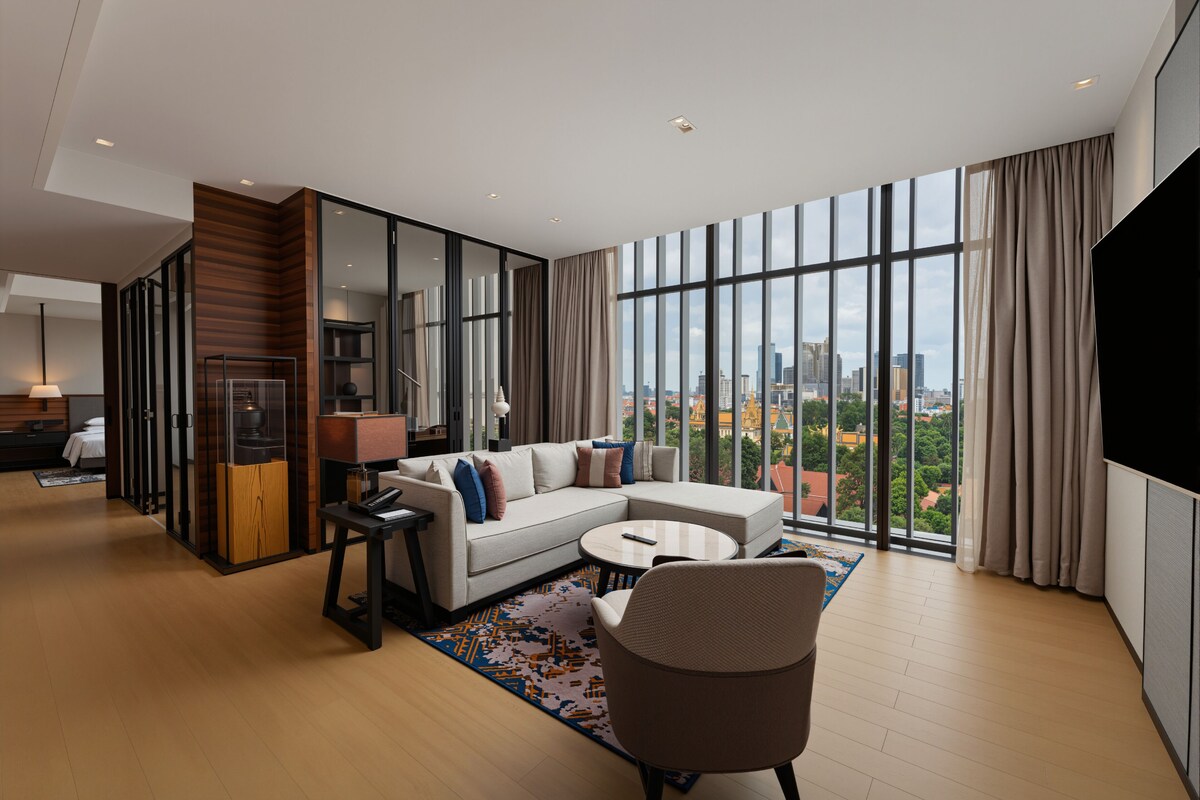 Executive Suite, 1 King Bed | In-room safe, blackout drapes, soundproofing, iron/ironing board