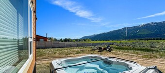 Amazing Tamarack Resort Views, Hot Tub, Huge Lot!