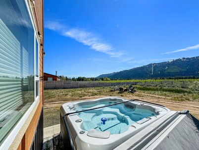 Amazing Tamarack Resort Views, Hot Tub, Huge Lot!