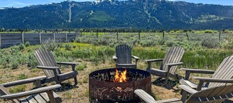 Amazing Tamarack Resort Views, Hot Tub, Huge Lot!
