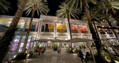 “The Square” Condo 5 minute drive to Palm Beach