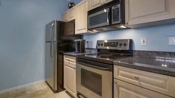 Een koelkast, een magnetron, een oven, een kookplaat