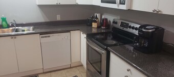 2BR Apt Ideal for Long Stays, with Driveway Parking