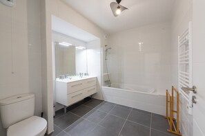 Badewanne, Haartrockner, Handtücher