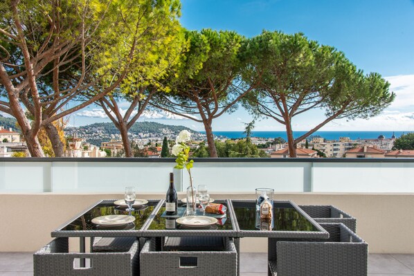 Outdoor dining - L'Elégance (Nice)