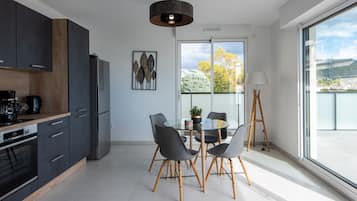 Coffee/tea maker, fridge, microwave, oven